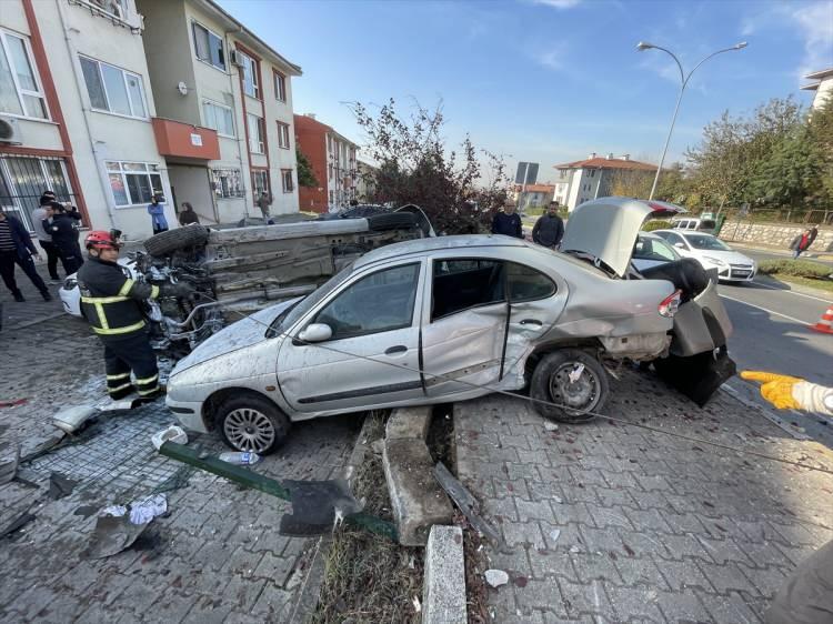 <p>Araçta sıkışan sürücü itfaiye personelince çıkarılarak ambulansla hastaneye kaldırıldı.</p>