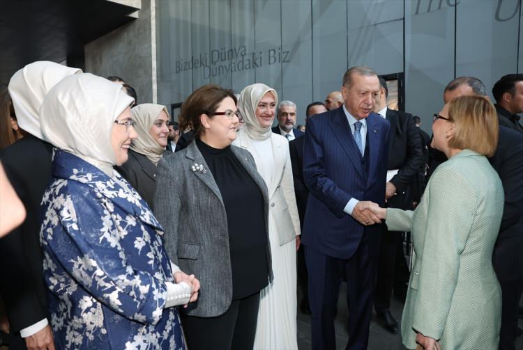 <p>Cumhurbaşkanı Erdoğan, daha sonra Uluslararası <a href="https://www.yasemin.com/" target="_blank">Kadın</a> ve Adalet Zirvesi'ne katılmak üzere AKM'ye geçti.</p>
