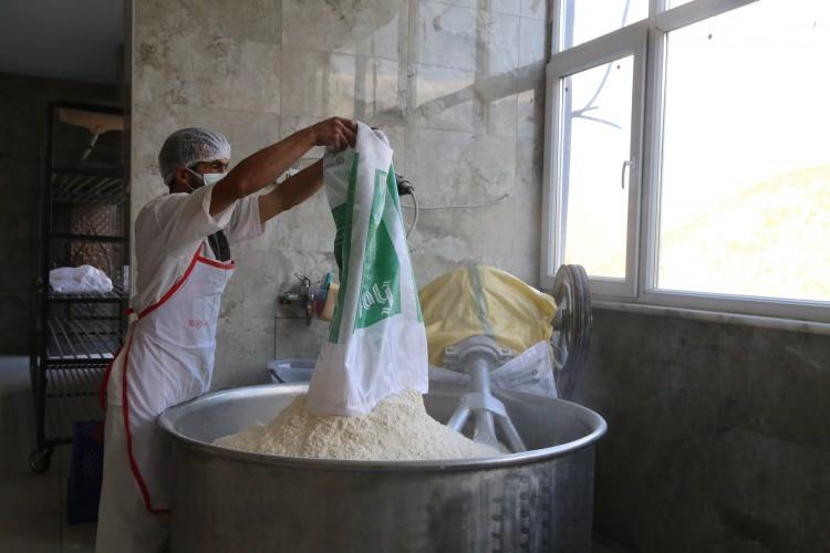 <p>Yıllar önce taş fırında pişirilerek at sırtında Güvende, Kazıkbeli, Kadırga ve civar yaylalara götürülerek “Gara Ekmek” veya “Harç Ekmeği” adıyla satılan atadan kalma ekmekler Kürtün baraj gölünün kıyısında yer alan Araköy köyünde bir sektöre dönüşürken, Doğube Mahallesi’nin adı da ‘Ekmekçiler’ Mahallesi olarak değişti.<br />
 </p>
