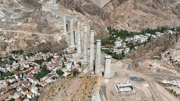 <p> 'Yeni kurulan ilçe merkezinin gerdanlığı' olarak nitelendirilen viyadük, görünümüyle Boğaz Köprüsü’nü andırıyor. Viyadükteki çalışmaların kısa sürede tamamlanarak, hizmete sunulması hedefleniyor.</p>
