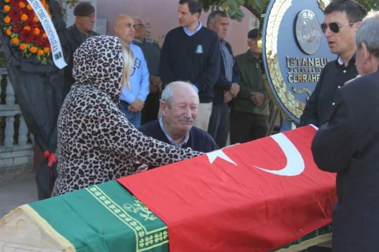 <p>Cenazede yakınları tabuta sarılarak ağladı. Cenaze namazını İl Müftüsü Yusuf Eviş kıldırdı.</p>
