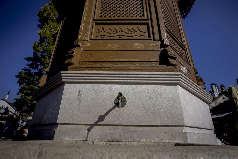 <p><strong>- Saraybosna'ya tekrar gelmek ya da oralı biriyle evlenmek için içilen su</strong></p>
<p>Tarihi Başçarşı'da 1531'de inşa edilen Gazi Hüsrev Bey Camisi'nin avlusunun dış duvarında bulunan "Çifte Çeşme", insanların sadece susuzluklarını gidermek için durdukları bir yer olmanın dışında, iki özelliğe daha sahip.</p>
<p> </p>