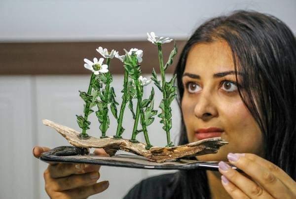 <p> Sıcaklığı 3 bin dereceye kadar çıkan ateşin önünde camdan çiçekler yapan Bozoğlan, cam işçiliğinin inceliklerini anlattı.</p>