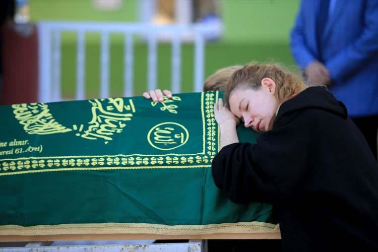 <p>İstanbul Üniversitesi Cerrahpaşa Tıp Fakültesi Tıbbi Mikrobiyoloji Anabilim Dalı Öğretim Üyesi ve Koronavirüs Bilim Kurulu Üyesi Prof. Dr. Kenan Midilli dün geçirdiği kalp krizi sonucu 59 yaşında vefat etmişti.</p>
