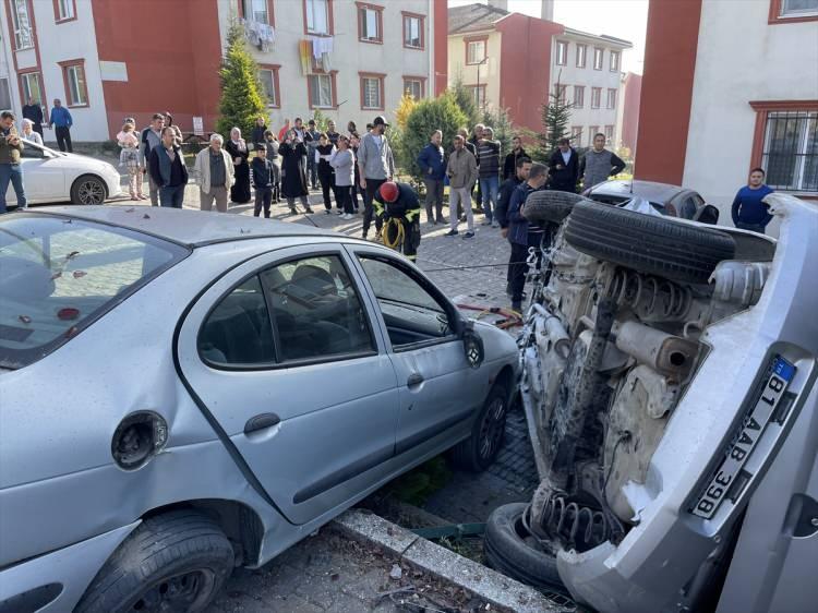 <p>Erkan K. idaresindeki 81 AAB 398 plakalı otomobil, Güzelbahçe Mahallesi'nde kavşakta virajı alamayarak önce yol üzerinde park halindeki 2 otomobile, ardından sitenin duvarını aşarak 3 araca çarptı.</p>
