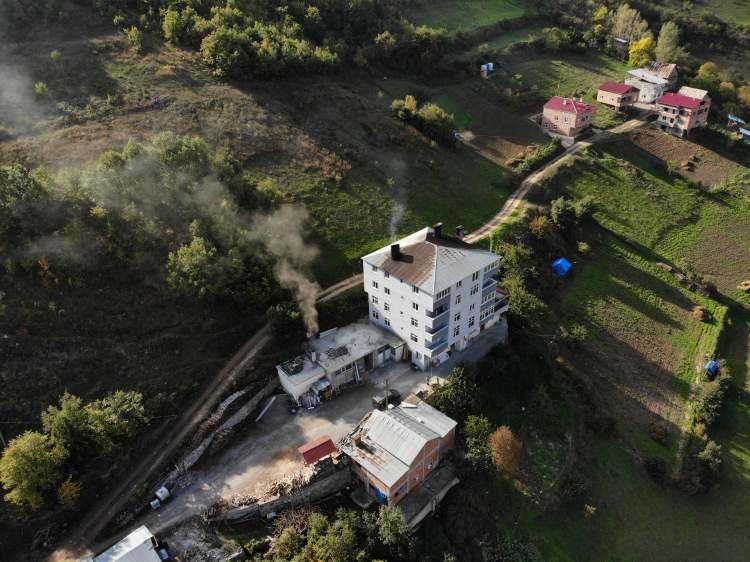 <p>Gümüşhane’nin Kürtün ilçesine bağlı Araköy köyünde Ekmekçiler Mahallesi sakinleri, bir asra yakın süredir taş fırında ekmek yapıyor. </p>
