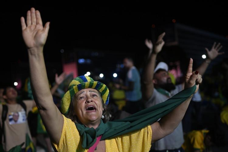 <p>Brezilya bayrakları ve Bolsonaro posterlerinin dalgalandığı meydandaki coşku, seçim sonuçlarının açıklanmasının ardından yerini hüzne ve göz yaşına bıraktı. </p>