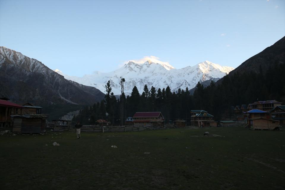 <p>Peri Çayırı'nda otelcilikle uğraşan Şevketullah Han, burada 6-7 ay kaldıklarını ve kışın kar sebebiyle şehre gittiklerini belirtti.</p>

<p>Han, Fairy Meadows yolunu köylülerin yaptığını belirterek, elektriklerini de su değirmeni aracılığıyla ürettiklerini ifade etti.</p>

<p> </p>
