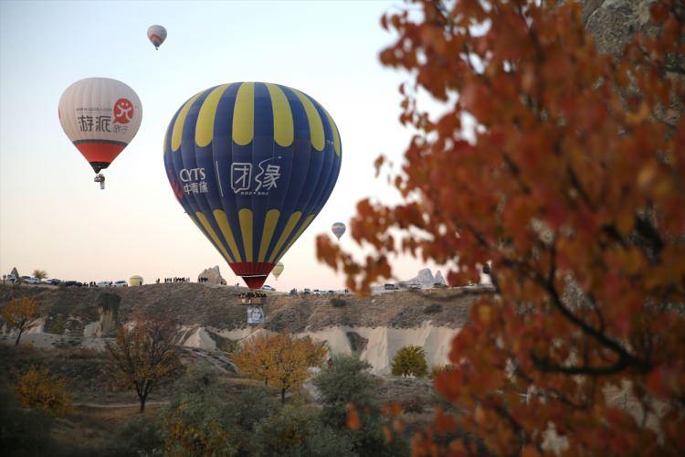 <p>3 metre boyutundaki bez afişlere basılan 7 ayrı portre fotoğrafı taşıyan sıcak hava balonları hazırlıkların ardından peş peşe gökyüzüne yükseldi.</p>
