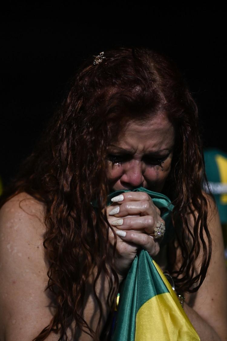 <p>Birçok seçmen, alanı terk ederken Bolsonaro'nun bazı destekçileri, oldukları yere çöküp liderlerinin seçimi kaybetmesinin üzüntüsünü yaşadı.</p>
