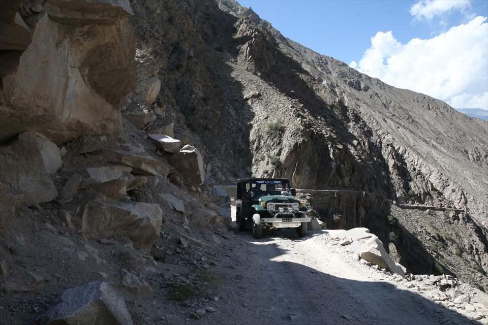 <p>Bu köyün ardından ise yola yürüyerek veya atlarla devam ediliyor.</p>

<p>Tato köyünden Peri Çayırı, yaklaşık 5 kilometre mesafede. Yol boyunca yukarı doğru tırmanıldığı için çayıra varmak 3-4 saati buluyor.</p>

<p> </p>
