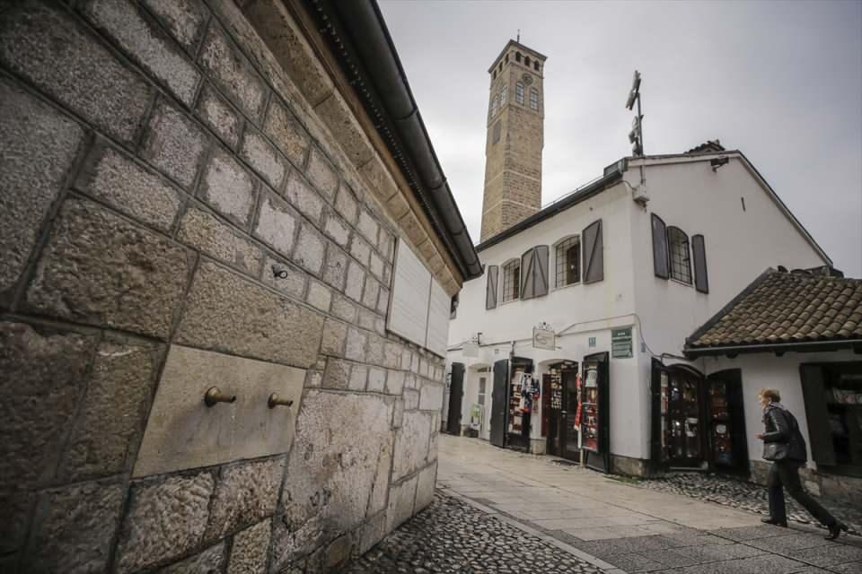 <p><strong>- Yediler Çeşmesi 1539'dan beri ayakta</strong></p>
<p>Saraybosna'nın Stari Grad Belediyesindeki Bistrik Mahallesi'nde, Hacı Sulejman Cokadzi tarafından 1539'da yaptırılan ve içinde Yediler (7 kardeş) Türbesi'nin de yer aldığı caminin köşe duvarına inşa edilen "Yediler Çeşmesi" zamanla zarar gördü.</p>
<p> </p>
