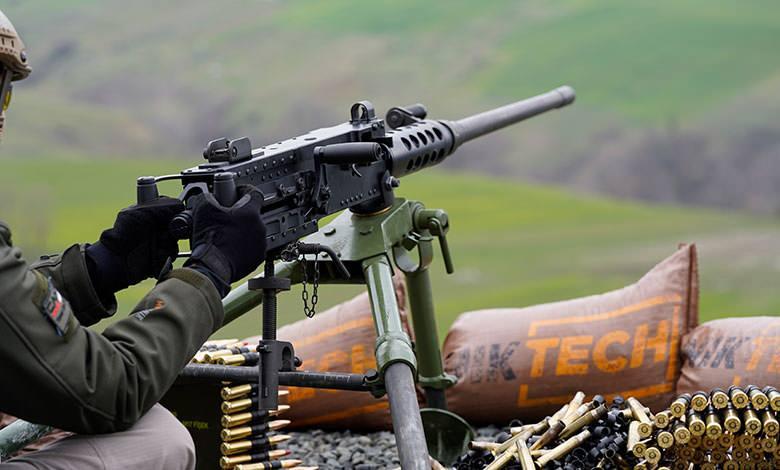 <p><strong>"Türkiye'de yaptıklarımızı ABD'de yapacağız"</strong></p>
<p>ABD'de gerçekleştirdikleri yatırımın entegre bir tesis yatırımı olması dolayısıyla firma için çok önemli olduğunu dile getiren Aral, şu değerlendirmelerde bulundu:</p>
<p>"Bu projemizle bugün Türkiye'de ne yapıyorsak bire bir aynısını ABD'de yapabiliyor olacağız. Bunun paralelinde 2022 yılı başında İngiliz top üreticisi AEI Systems firmasını satın alma hususu çok önemli bir projedir. </p>