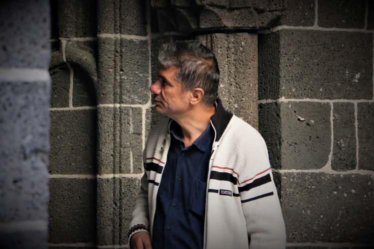<p> El-Cezeri’ye ait sütunların 1975 Lice depreminden dolayı kısmen hasar gördüğünü kaydeden Aydın, “Solda olan sütun sağlıklı çalışırken sağdaki sütunu çevirmekte zorlanıyoruz. </p>
