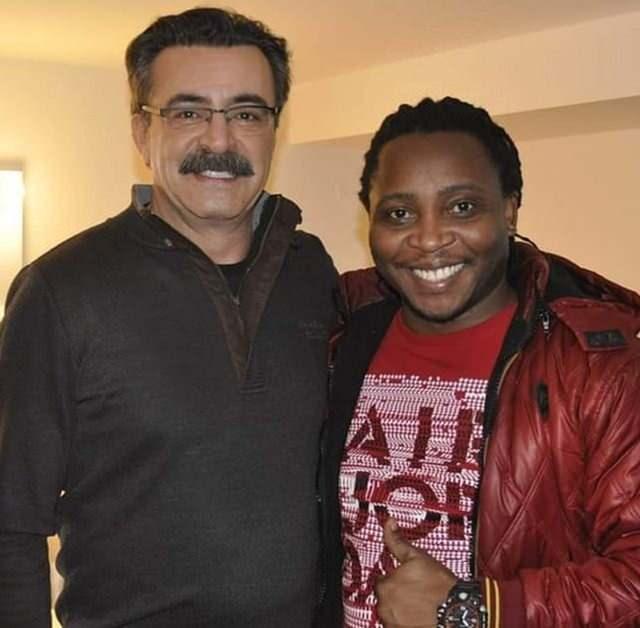 <p><strong>Dizide 'Hallederiz Kadir'e hayat veren Levent Ülgen ile ilgili de konuşan Bendo, "Levent ağabey çok samimi şen şakrak, kalpten seven bir insan. Set hallerinde bile bizi kırıp geçirirdi. Onunla sadece dizide değil her yerde güler eğlenirsiniz. Geçtiğimiz aylarda bir alışveriş merkezinde karşılaştık ve yine aynı heyecanı taşıyordu. Sadece espirili olmakla kalmıyor çok da yardımsever birisi. Levent abi gerçek bir tiyatrocudur. Bu ülkede kendini de ispatlamış değerdir." dedi.</strong></p>
<p><strong>Kendi ülkesinde futbol menajerliği de yapan Bendo, pek çok Kenyalı futbolcunun Türkiye'ye transferinde etkin rol oynadığı söylüyor.</strong></p>