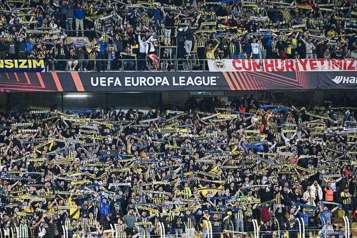 <p>13. Şükrü Saraçoğlu Stadyumu – Fenerbahçe – Türkiye</p>
<p>Kapasite: 50.530</p>
<p>Fenerbahçe Ülker Stadyumu için; "Türkiye ve dünyanın en tutkulu taraftarlarından bazılarına ev sahipliği yapıyor ve bu listede Türkiye'den üç stadyum bulunuyor.</p>
<p>Fenerbahçe 1908'den beri aynı stadyumda oynuyor" ifadeleri kullandıldı.</p>