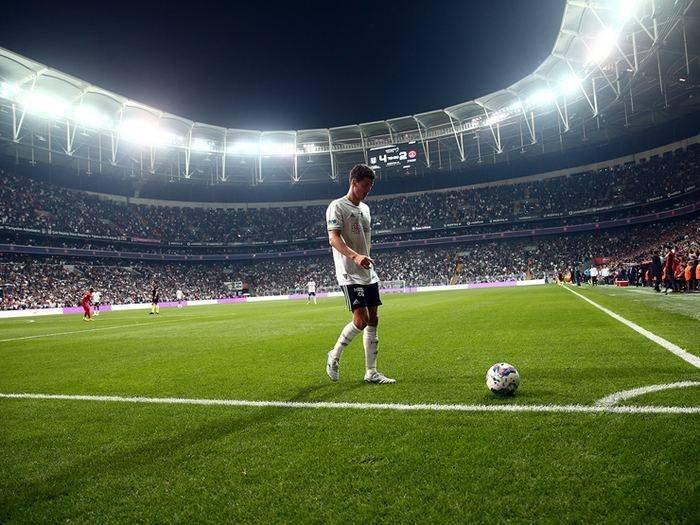 <p>6. Vodafone Park – Beşiktaş – Türkiye</p>
<p>Kapasite: 42,590</p>
<p>Vodafone Park için; Vodafone Park, Beşiktaş'ın eski evi olan BJK İnönü Stadı'nın yerine inşa edildi. 2016 yılında açıldı ve yaklaşık 42.590 seyirci kapasitesine sahiptir.</p>
<p>Yeni stadyum, denizden bakıldığında “Boğaz'ın doğal ve tarihi manzarasıyla uyumlu” olacak şekilde tasarlandı. Türkiye'nin en iyi stadyumlarından biridir" ifadeleri kullanıldı.</p>