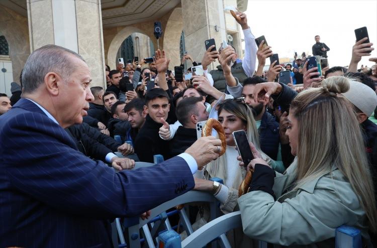 <p>TÜYAP Fuar ve Kongre Merkezi’nde düzenlenen MÜSİAD EXPO Ticaret Fuarı’na katılan Cumhurbaşkanı Erdoğan, buradaki programının ardından cuma namazı için Taksim Camii’ne geçti.</p>
