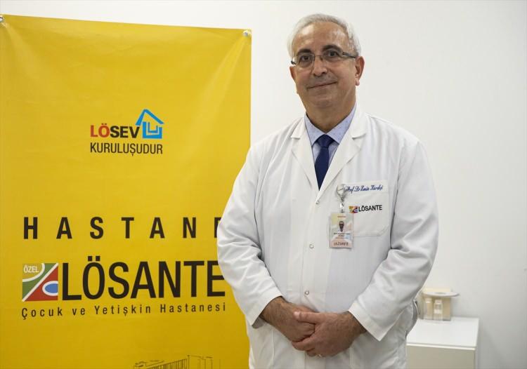 <p><strong>"Dünyada ilk kez tanımladık"</strong></p>
<p>LÖSANTE Çocuk ve Yetişkin Hastanesi Eksozom Çalışma Grubu Başkanı Prof. Dr. Emin Kürekçi, araştırmaya ilişkin yaptığı açıklamada, sadece insanlar değil bitki ve hayvan hücrelerinin de kendi içinde birbirleriyle iletişim kurduğunu ve bu iletişimin "eksozom" denilen nanometrik boyuttaki kargo molekülleri aracılığıyla sağlandığını anlattı.</p>