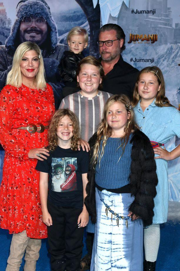 <p><span style="color:#800000"><strong>TORI SPELLINGS (5) </strong></span></p>
<p><span style="color:#000080"><strong>2006 yılından beri meslektaşı Dean McDermott ile mutlu bir evlilik sürdüren oyuncu Tori Spellings'in; Stella, Liam, Hattie, Beau ve Finn adında 5 çocuğu bulunuyor.</strong></span></p>