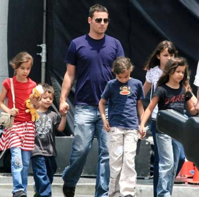 <p><span style="color:#800000"><strong>JUSTIN CHAMBERS (5)</strong></span></p>

<p><span style="color:#000080"><strong>Oyuncu Justin Chambers, 1993'ten beri mutlu bir evlilik sürdürdüğü Keisha Chambers'dan; Isabella, Maya, Kaila, Eva ve Jackson adında 5 çocuğu var.</strong></span></p>
