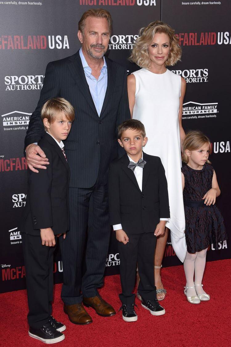 <p><span style="color:#800000"><strong>KEVIN COSTNER (7)</strong></span></p>
<p><span style="color:#000080"><strong>Ameirkalı sinema oyuncusu Kevin Costner'ın 7 çocuğu bulunuyor.</strong></span></p>