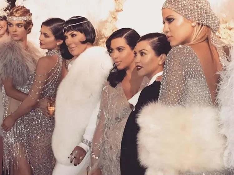 <p><span style="color:#800000"><strong>KRIS JENNER (6)</strong></span></p>
<p><span style="color:#000080"><strong>Reality show yıldızı Kris Jenner, 1978-1991 yılları arasında evli kaldığı Robert Kardashian'dan Kim, Khloe, Kourtney ve Rob adında 4 çocuğu bulunuyor.</strong></span></p>
<p><span style="color:#000080"><strong>Jenner, daha sonra 1991'de Bruce Jenner ile nikah masasına oturmuştu. 2015 yılında boşandığı ikinci eşinin soyadını kullanmaya devam eden Kris Jenner'ın bu evliliğinden ise Kendall ile Kylie adında 2 kızı bulunuyor.</strong></span></p>