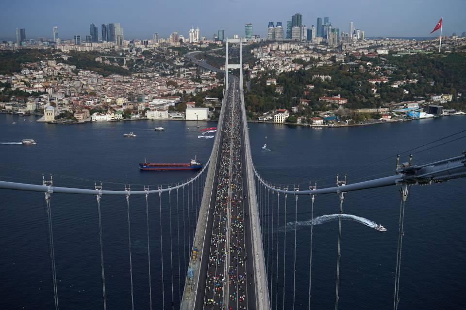 <p>44. N Kolay İstanbul Maratonu başladı. Dünyada 2 kıtada koşulan tek koşu olan İstanbul Maratonu'na 60 bin kişi katıldı.</p>
