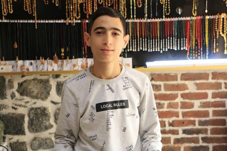 <p><strong>“30-35 milyon yıllık doğal taşlardır. Bu taşlar uzun süre toprak altında kaldıktan sonra şekil alıyorlar. Bize kaba taş şeklinde geliyor. Bu taşları kesip biz şekil veriyoruz. Taşları torna ve makine ile şekillendirip cilalıyoruz. </strong></p>