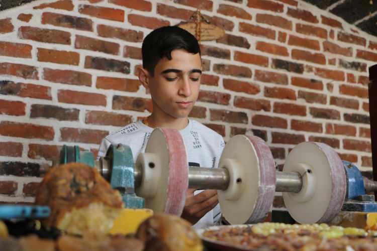 <p><strong> '2-3 AYDA BİR 12 SAAT TOPRAĞA BIRAKILMALI'</strong></p>
<p> </p>
<p>Kehribar taşlarının zamanla renk değiştirdiğini belirten Fibal,</p>