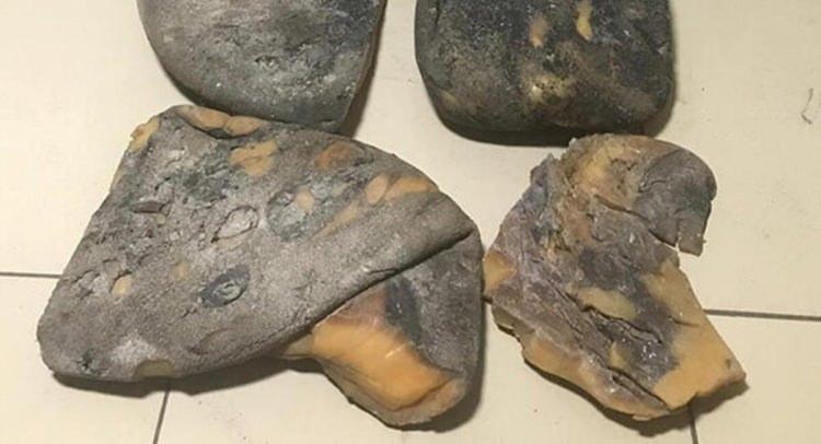 <p>Ele ge&ccedil;irilen tarihi eserler incelenmek &uuml;zere Mersin M&uuml;ze M&uuml;d&uuml;rl&uuml;ğ&uuml;ne teslim edilirken, ş&uuml;phelinin jandarmada işlemlerinin devam ettiği bildirildi.</p>
