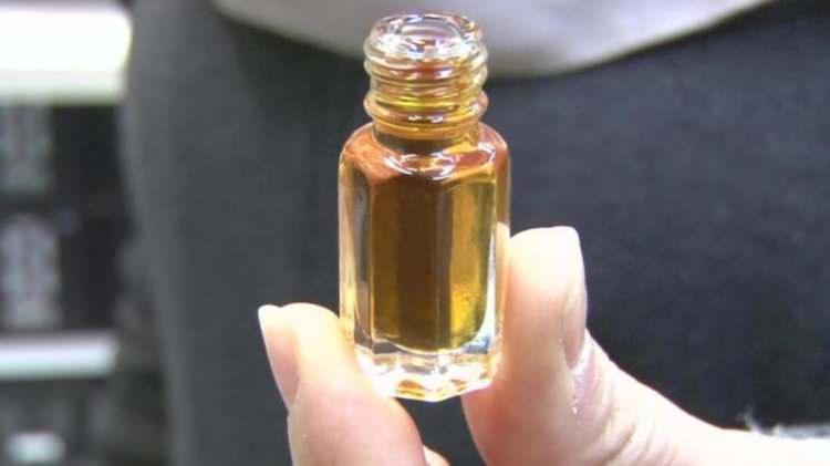 <p>&nbsp;İlk &uuml;retildiğinde, dışkı kokan amber sonradan tazeleyici esanslara sahip g&uuml;&ccedil;l&uuml; bir kimyasala d&ouml;n&uuml;ş&uuml;yor.</p>
