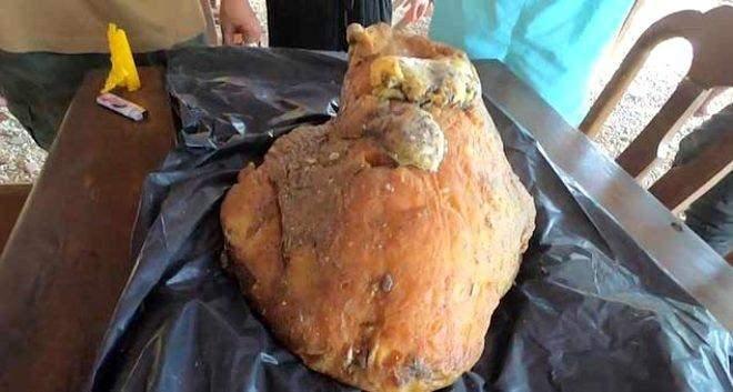 <p>Pahalı parf&uuml;mlerin vazge&ccedil;ilmez maddelerinden biri olan amber, balinaların dışkısı dışarı atılır ama bazen o kadar b&uuml;y&uuml;k olur ki sindirim sisteminden ge&ccedil;emez ve balina o dışkıyı kusarak dışarı atar. O kusmuk topları okyanus y&uuml;zeyinde g&ouml;r&uuml;l&uuml;rken, bazen de kıyıya vurur.</p>
