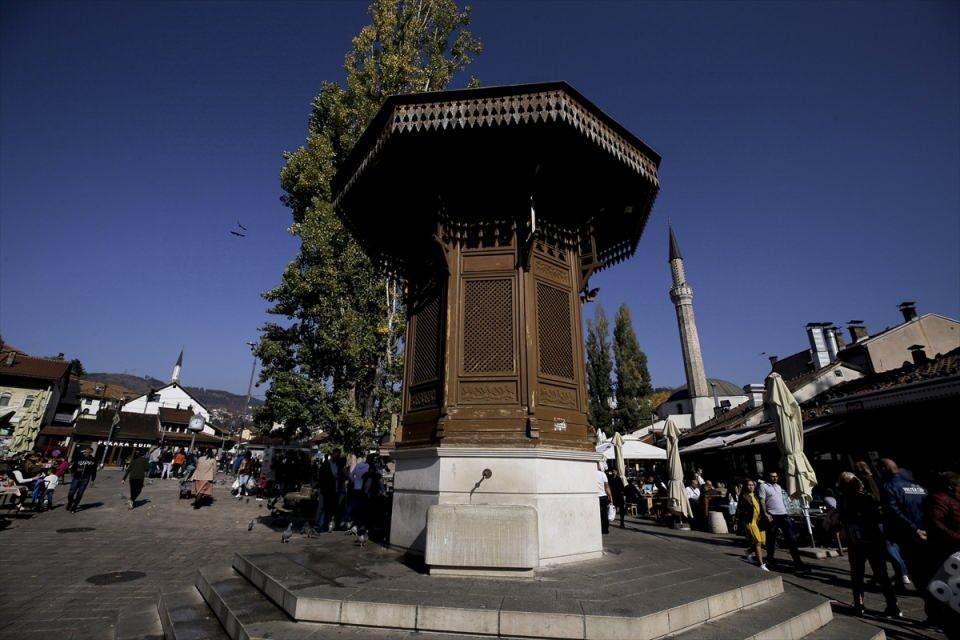 <p>Osmanlı mimarisi ve hayat tarzının günümüzde de hissedildiği Bosna Hersek’in başkenti Saraybosna’daki tarihi çeşmeler kente "hayat vermeye" devam ediyor.</p>
<p> </p>