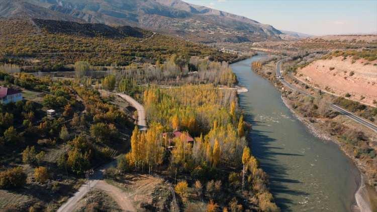 <p>Gökhan Alp de Karasu Nehri çevresine zaman zaman arkadaşlarıyla gelip fotoğraf çektiklerini anlattı. Fotoğraf çalışması yaparken doğada olmanın keyfini de çıkardıklarını söyleyen Alp, doğa ve fotoğraf tutkunlarını bölgeye davet etti.</p>
<p> </p>