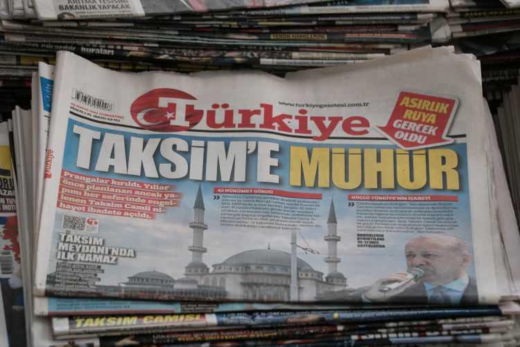 <p>20 YILLIK BİRİKİM</p>
<p> </p>
<p> Dulkadiroğlu Belediyesi'nde çalışan Hasan Kurucan, 20 yıldır çok sevdiği Cumhurbaşkanı Erdoğan'ın yer aldığı gazete, dergi, kitap ve broşürleri evinin oturma odasında sakladığını belirterek, “Cumhurbaşkanımız güzel işler yapıyor ve Allah uzun ömürler versin. Ben bu başarıları elde edeceğini 3 Kasım 2002 tarihindeki zaferle anlamıştım. </p>