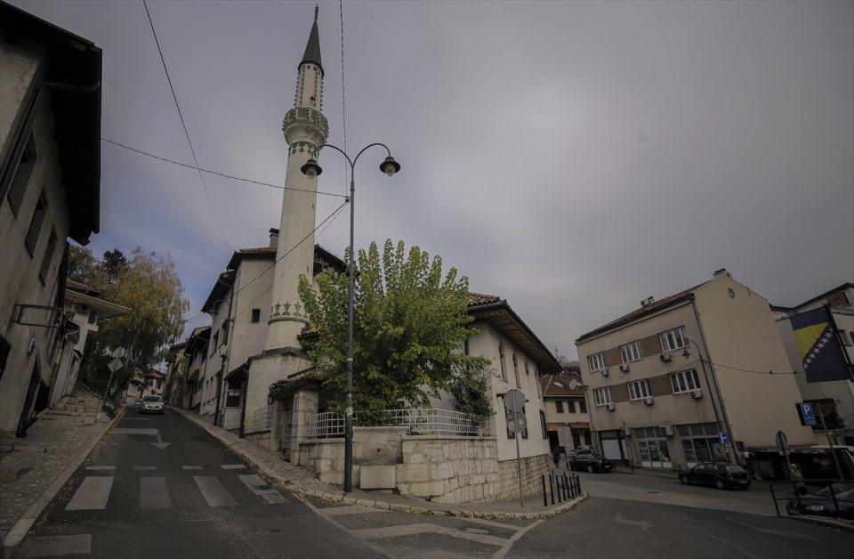 <p>Oğlunun, Saraybosna'ya gelmelerinin hemen ardından rahatsızlanıp vefat etmesi üzerine, Alifakovac'daki mezarlığa oğlu adına bir türbe yaptıran Yahya, çeşmeyi aynı alana oğlunun hayrına 1780'de yaptırdı.</p>
<p> </p>