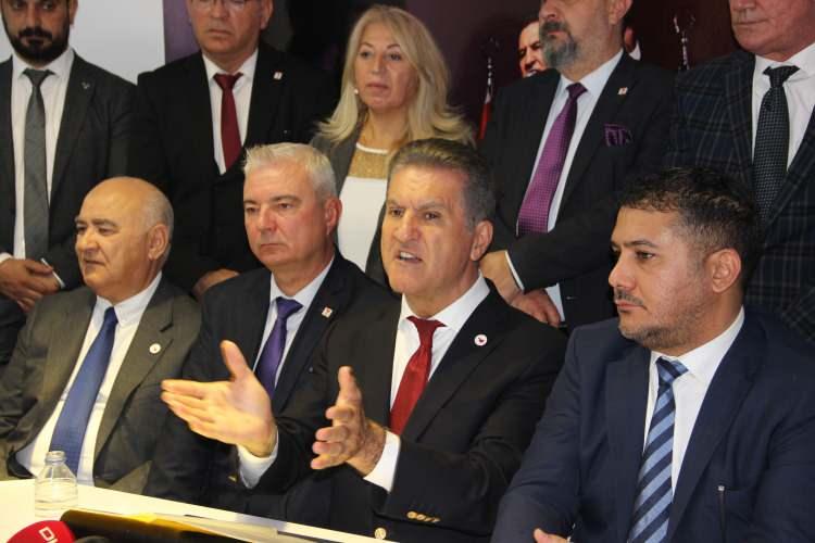 <p>Türkiye Değişim Partisi Genel Başkanı Mustafa Sarıgül partisinin Manisa İl Binasında yaptığı basın toplantısında gündemi değerlendirerek basın mensuplarının sorularını cevaplandırdı.</p>
