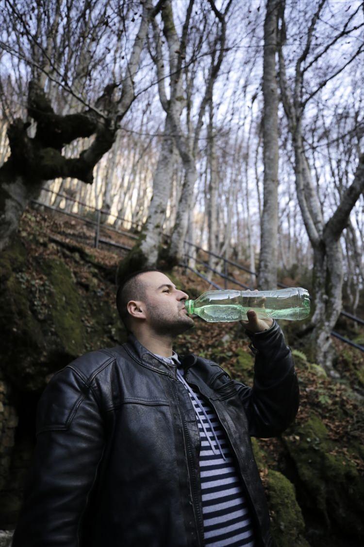 <p><span style="color:#800000"><strong>Bosna Hersek'in Fojnica kentinde yaşayan Marin Cuturic, doğuştan sahip olduğu ender hastalık yalancı diyabet nedeniyle vücudunu susuz bırakmamak için günde 27 litreye kadar su içiyor.</strong></span></p>
