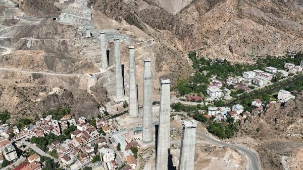 <p> Konya ile Antalya arasındaki 166 metre yüksekliğindeki Eğiste Viyadüğü'nün ardından Türkiye'nin en yüksek ayaklı ikinci viyadüğü ve 150 metre yüksekliğe, 628 metre uzunluğuna sahip Tekkale Viyadüğü’nün yanı sıra Şilenkar Viyadüğü ile Yusufeli Barajı Viyadüğünde çalışmalar tamamlandı.</p>
