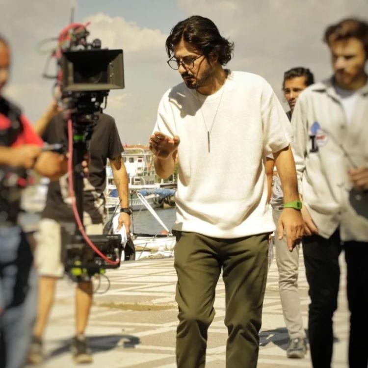 <p><span style="color:#800080"><strong>Seksenler dizisi ile yıldızını parlatan Ceyhun Fersoy ile Manga grubunun solisti Ferman Akgül'ün kadrosunda yer aldıkları Bumerang filminden paylaşımlarda bulunan Yılmazel, son halini de paylaşmayı ihmal etmiyor.</strong></span></p>
