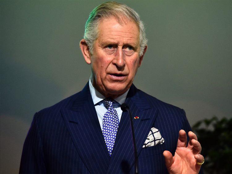 <p><span style="color:#000000"><strong>Dadısıyla sık sık görüşen Charles'ın tuhaflıkları bununla da sınırlı değil. Seyahate çıkarken yanında kendisine özel yapılmış tuvalet oturağını da yanından eksik etmeyen Kralın istekleri yerine getirilmezse adeta bir 'volkan gibi' patlayacak kadar sinirli. </strong></span></p>