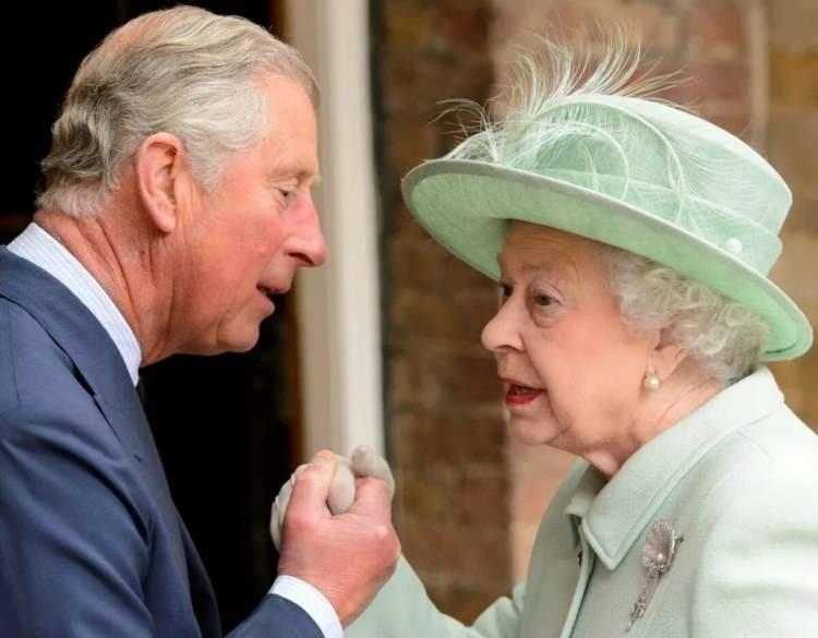 <p><span style="color:#000000"><strong>Kraliyet ailesindeki bu köklü değişimle beraber 73 yaşında İngiltere Kralı olan Kral III. Charles, tüm dünyanın odak noktası haline geldi. </strong></span></p>
