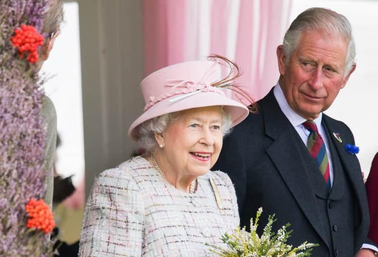<p><span style="color:#000000"><strong>Neredeyse bir asırdır İngiltere tahtının sahibi olarak hafızalarda yer edinen Kraliçe II. Elizabeth, 8 Eylül 2022'de tıbbi gözetim altında tutulduğu hastanede 96 yaşında yaşamını yitirdi. Kraliçe'nin vefatının ardından tam 64 boyunca prens unvanı taşıyan Prens Charles, tahtın yeni sahibi oldu. </strong></span></p>
