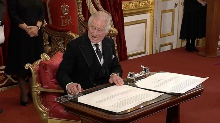 <p><span style="color:#000000"><strong>Kraliçe II. Elizabeth'in duygularını saklama konusundaki ustalığından yoksun olan Kral III. Charles, daha çok öfkeli tavırları ve fevri davranışlarıyla gündeme geliyor. Özellikle geçtiğimiz aylarda gittiği İrlanda gezisi sırasında ziyaretçi defterini imzalamak isteyen Kral, dolmakalemin mürekkebi akınca çılgına dönmüştü.</strong></span></p>