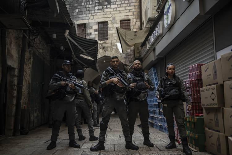 <p>Kudüs İslami Vakıflar İdaresinden yapılan açıklamada da İsrail polisinin olayın hemen ardından Mescid-i Aksa'nın kapılarını kapattığı ve giriş-çıkışları engellediği aktarıldı.</p>