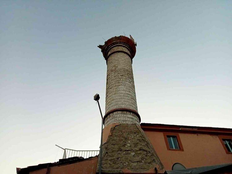 <p>Öte yandan depremde Konak’taki Selahattinoğlu Camii’nin minaresi yıkıldı. Yıkılan caminin minaresi havadan sabahın ilk ışıklarıyla görüntülendi.</p>
