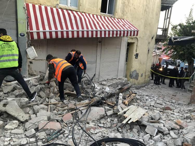 <p><strong>HAT YENİLEME ÇALIŞMALARI BAŞLADI</strong></p>
<p>İzmir'de merkez üssü Buca ilçesi olan 4.9 büyüklüğündeki depremde, hasarın boyutu gün aydınlanınca ortaya çıktı. Hasar-tespit çalışmaları sonrası zarar gören telefon ve internet hatları yenilenmeye başladı.</p>

