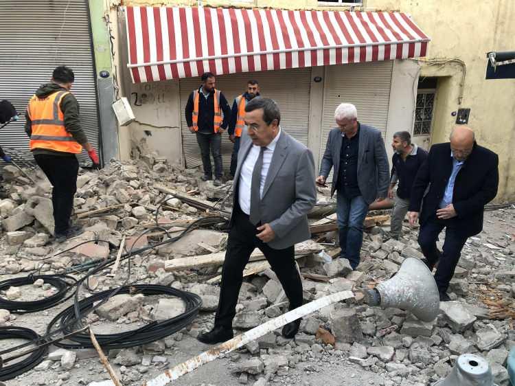 <p><strong>KONAK'TA BİR YERDE SIKINTI VAR</strong></p>
<p>Depreme ilişkin açıklama yapan Konak Belediye Başkanı Abdül Batur, "Tüm İzmir'e geçmiş olsun. Konak'ta sadece bir yerde sıkıntı var. Tescilli bir bina olduğu için tespitleri yapıyoruz. Biraz sonra yıkım ekipleri gelecek.</p>
