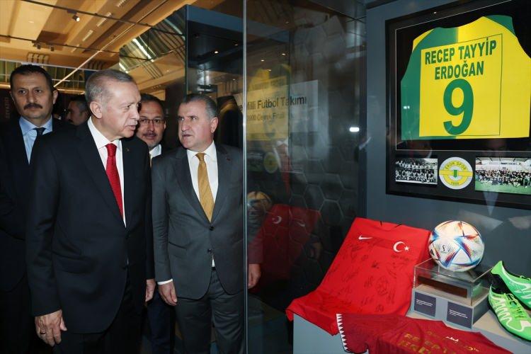 <p>Cumhurbaşkanı Erdoğan, sergiyi gezerek yetkililerden bilgi aldı.</p>
